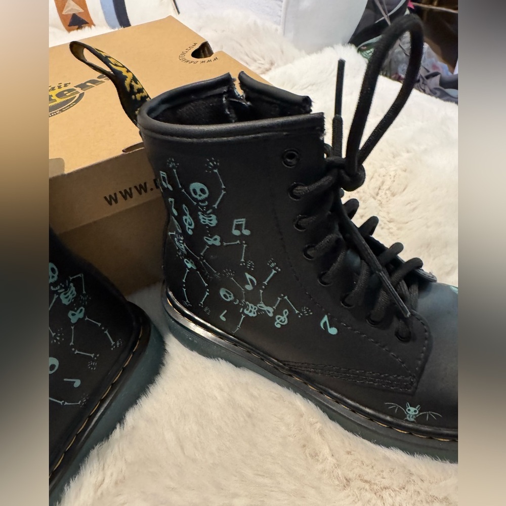 EUC!! KIDS Dr. Marten’s Airwair Skelly Print - Picture 5 of 8